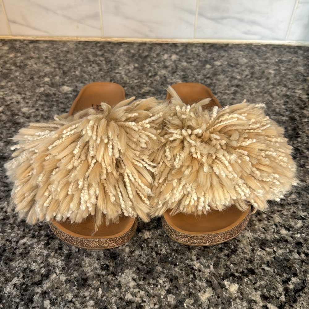 UGG CINDI SOFT OCHRE FLIP FLOPS - WOMEN'S 7 - Picture 2 of 4